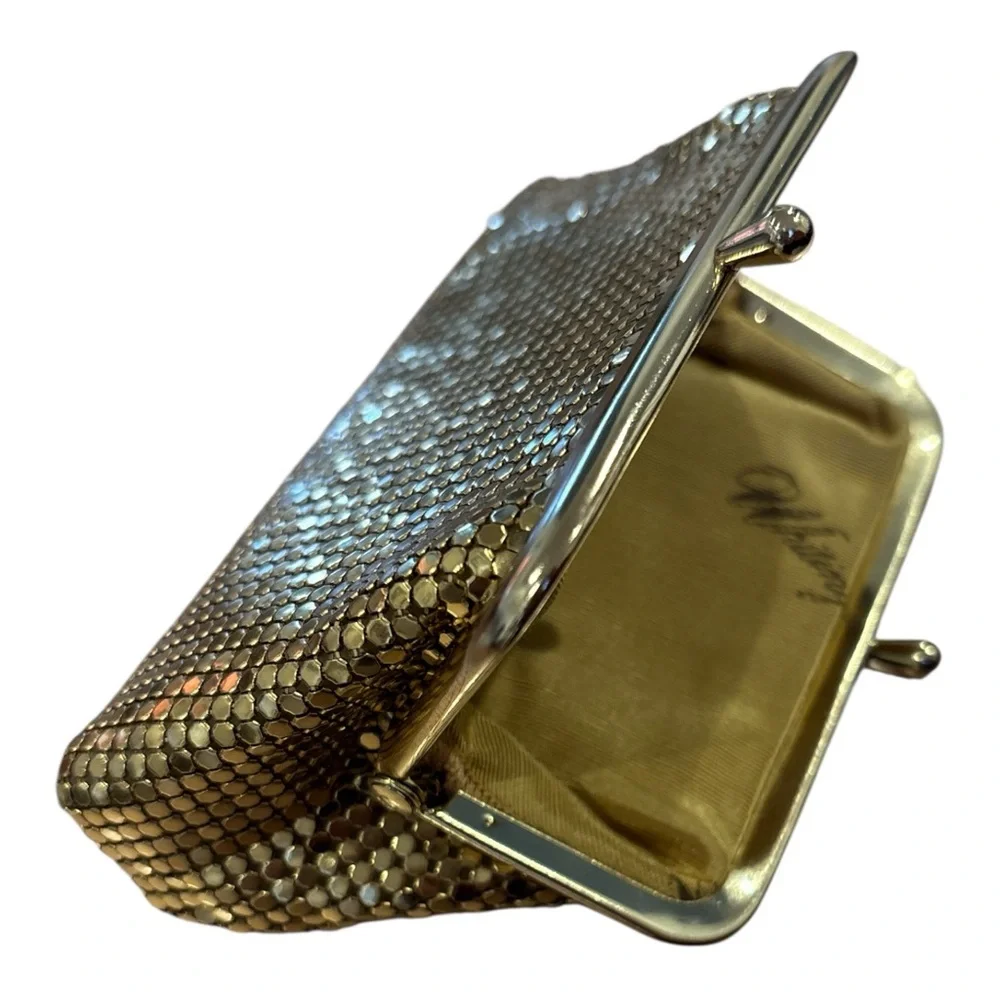 50s WHITING & DAVIS MCM SHIMMERING GOLD MESH CHANGE PURSE W KISS CLOSURE 3